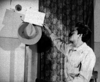 Hombre retirando de la pared un mensaje