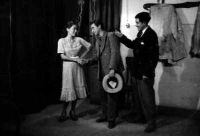Hombres saludando a una mujer