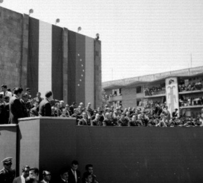 Funcionarios públicos pronunciando un discurso en una ceremonia en la Unidad Independencia