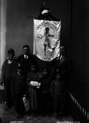 "Francisco Hernández" y "Coronado" con miembros de la Unión de expendedores y voceadores de La Prensa