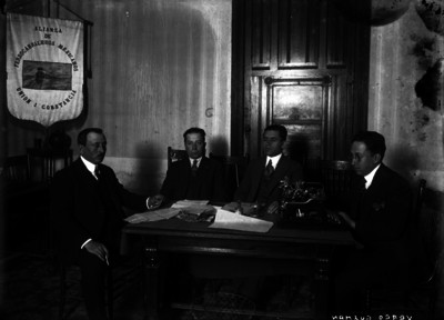 Juan "Vereo Guzmán" en reunión con hombres, oficina de la "Alianza de Ferrocarrileros Mexicanos"