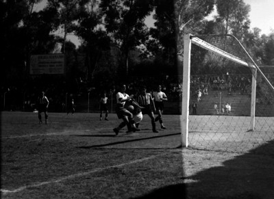 Portero detiene un tiro a gol
