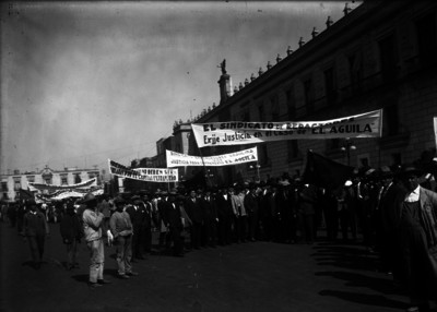 Manifestación obrera frente a Palacio Nacional
