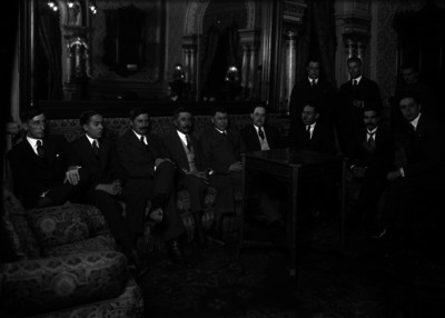 Adolfo de la Huerta con funcionarios en una reunión, retrato de grupo