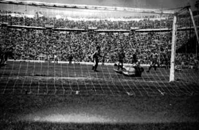 Portero en un lance detiene el balón