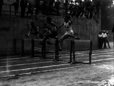 Atletas libran obstáculos durante competencia en el Estadio Nacional