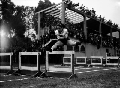 Mujer realiza carrera con obstáculos durante una competencia