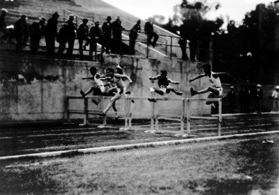 Atletas ejecutan salto de obstáculos durante una carrera en el Estadio Nacional