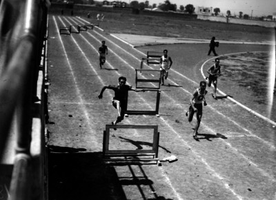 Atletas corren durante carrera con obstáculos en el Club Atlético Reforma