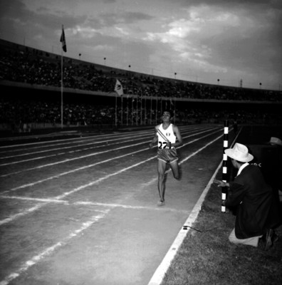 Atleta mexicano llega a la meta durante una competencia