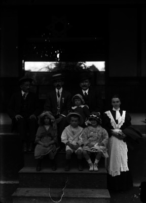 "Gutiérrez Peláez" con miembros de su familia, retrato