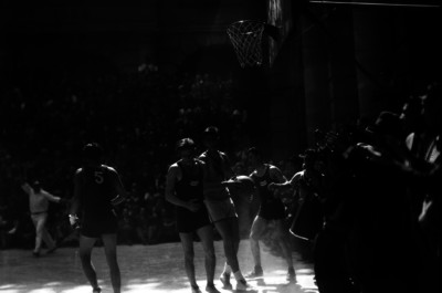 Partido de básquetbol en el patio interno de un edificio