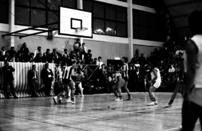 Encuentro de básquetbol femenil entre los equipos Comunicaciones de México y Brasil en la cancha SCOP