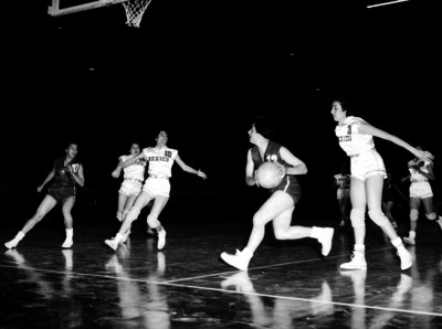 Basquetbolista Brasileña en posesión del balón durante encuentro con México en el Auditorio Nacional