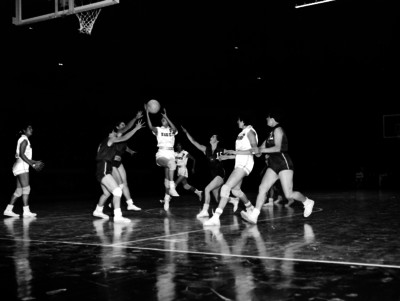 Partido de básquetbol femenil entre los equipos México y Brasil en el Auditorio Nacional