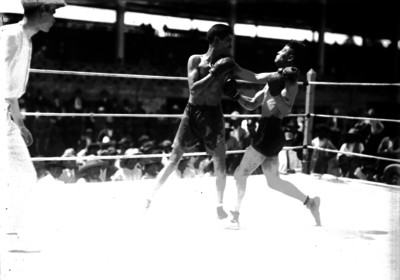 Boxeadores en el cuadrilatero durante un asalto