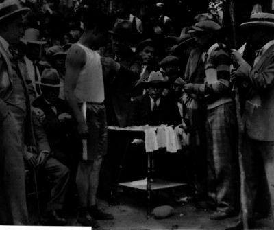 Hombre condecora a boxeador durante ceremonia de premiación