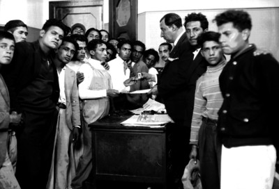 Carlos Gómez Scanlan entrega medalla a boxeador en una oficina, retrato de grupo