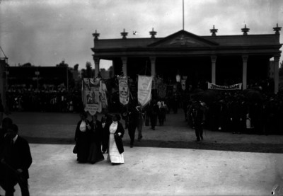 Agrupaciones obreras rumbo al monumento de Independencia donde se efectuará ceremonia de Jura de Bandera
