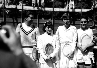 Gustavo Palafox, Mela Ramírez y otros tenistas en una cancha de tenis, retrato de grupo