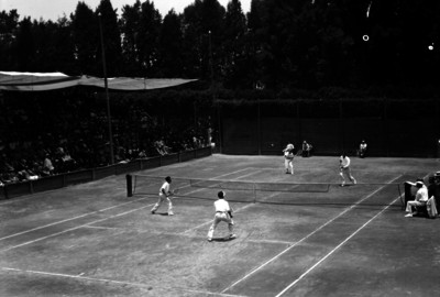 Juego doble de tenis en el deportivo Chapultepec
