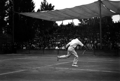 Tenista juega un partido en el deportivo Chapultepec