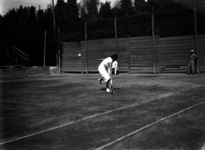Tenista juega en el deportivo Chapultepec