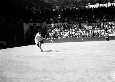 Tenista juega en el deportivo Chapultepec
