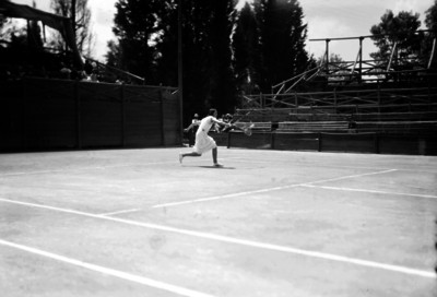 Mujer tenista golpea la pelota
