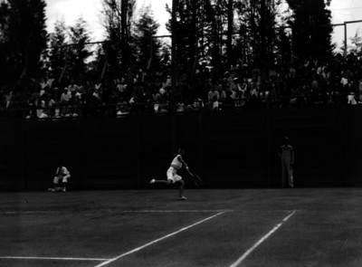 Mujer tenista corre para alcanzar pelota
