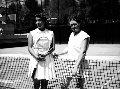 Tenistas en media cancha, retrato