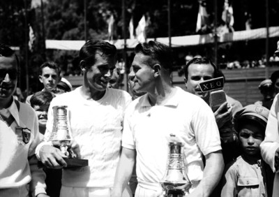 Tenistas con trofeo, retrato
