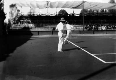 Hombre le pega a la bola durante un encuentro de tenis