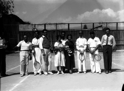 Tenistas en media cancha, retrato de grupo