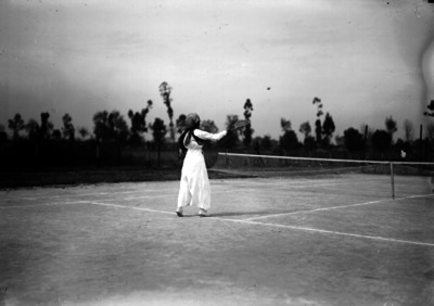 Tenista juega en la cancha