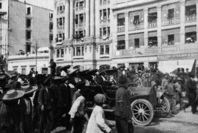 Personas acompañan el trayecto de autómovil a su paso por el Salón Champagne