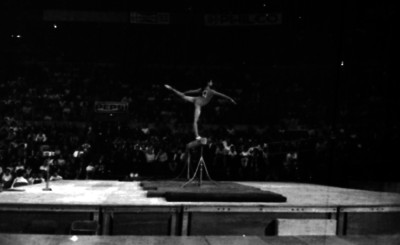 Gimnasta realiza ejercicios en la viga de equilibrio