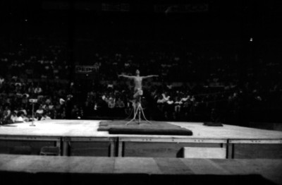 Gimnasta ejecuta servicios en la viga de equilibrio