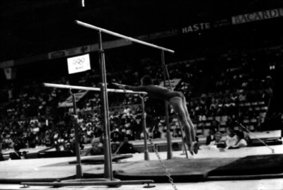 Gimnasta ejecuta rutina en las barras asimétricas