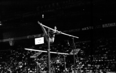 Gimnasta realiza ejercicios sobre las barras asimétricas