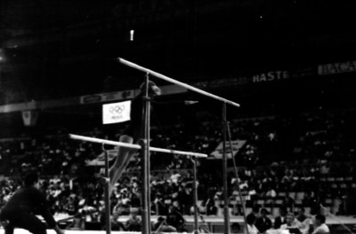 Gimnasta en rutina sobre las barras asimétricas