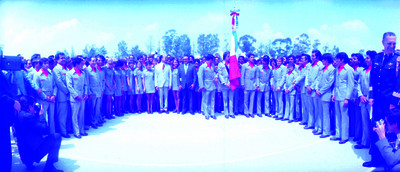 Luis Echeverría Alvarez, Mario Moya Palencia y deportistas durante inauguración de juegos, retrato de grupo