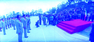Luis Echeverría con la bandera pronuncia discurso en el CDOM