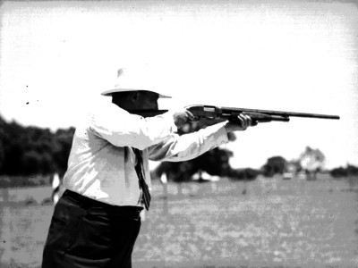 Hombre aparta su rifle durante una competencia de tiro al pichón