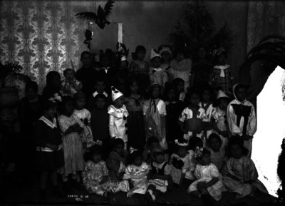 Niños posan para retrato en una fiesta infantil, retraro