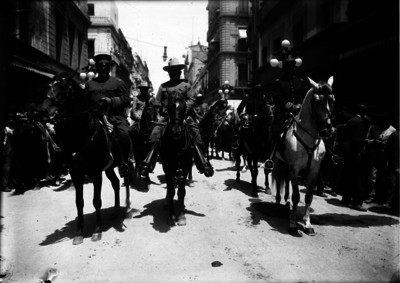 Alvaro Obregón, Benjamin Hill y Jacinto B. Treviño desfilan por la Av. Madero