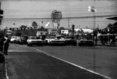 Autos llegan a la meta del autodromo durante el 4° Gran Premio