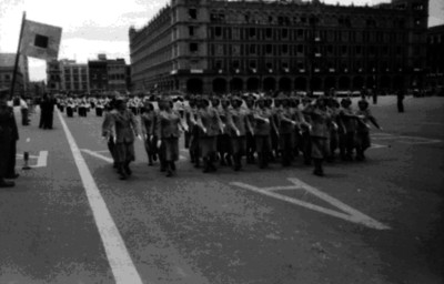 Contingente militar femenino durante desfile en el zócalo