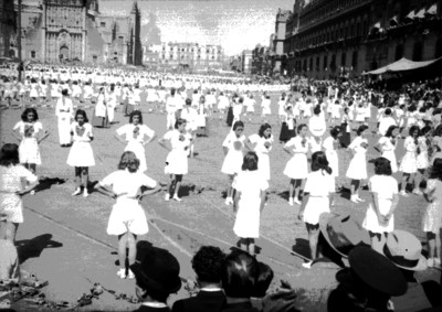 Mujeres adolescentes realizan tabla gimnástica en el zócalo