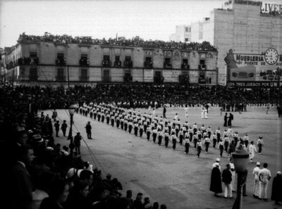 Mujeres realizan tabla gimnástica en la plaza Constitución
